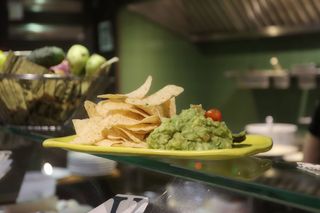 Guacamole con tomate y chips