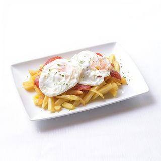 Huevos Rotos Con Chorizo Y Papas