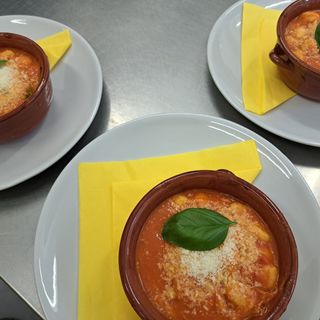 gnocchi al sugo + acqua piccola  