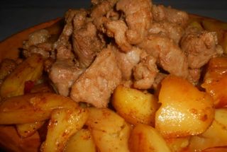 Pulpă de porc la tavă cu cartofi taranesti