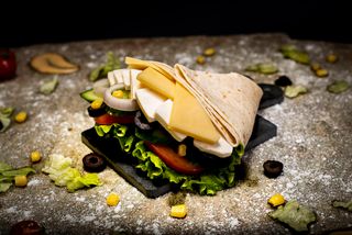 Малка тортила веган  с кашкавал и мус от авокадо