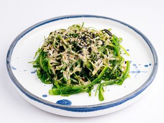 Салат Чука з горіховим соусом (160г)