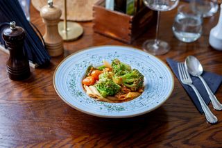 Penne cu broccoli și roșii cherry