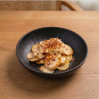 Solomillo de pollo con crema camembert acompañado con patatas