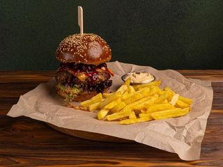 Бургер Квін Черрі з телячою котлетою, вишнею та цибулевими криспами (380/120/30g)