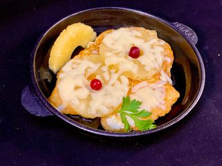Куряча відбивна з ананасом і сиром (140г)