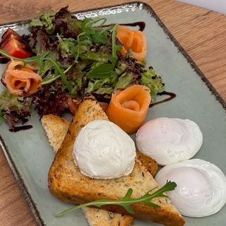 Яйце пашот з лососем, авокадо та крем сир