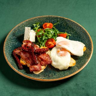 Ochiuri cu bacon și mix de salata 