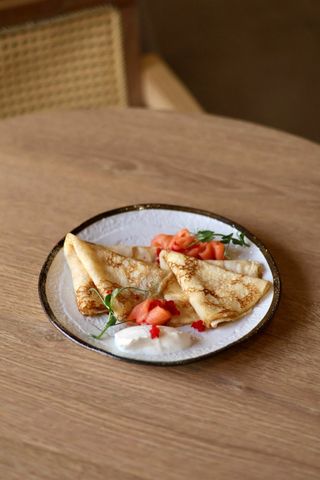 Блинчики с малосоленой семгой и красной икрой