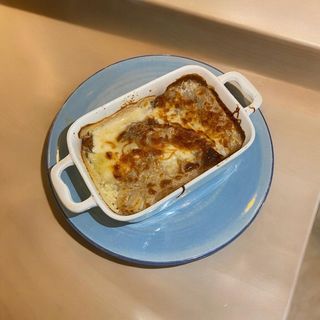 Clătite gratinate cu brânză și stafide  