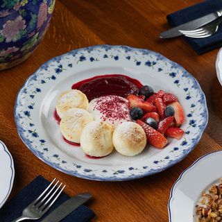 ხაჭოს მაჭკატები არაჟნის კრემით და კენკრის სოუსით