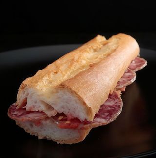 Bocadillo frío de longaniza ibérica grande