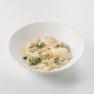 Фарфалле с курицей и грибами