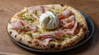 Mortadella e pistachi pizza