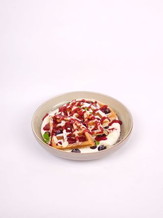 Waffe cu mousse și gem de fructe de pădure