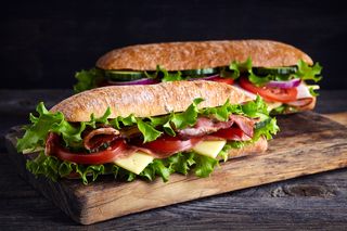 Sandwich cu salam picant