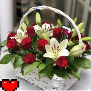 ლილიები და წითელი ვარდები კალათში