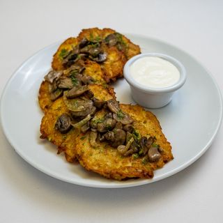 Деруни з грибами та сметаною( 150/50/50г)