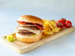 Trodupli spajsi burger i pomfrit