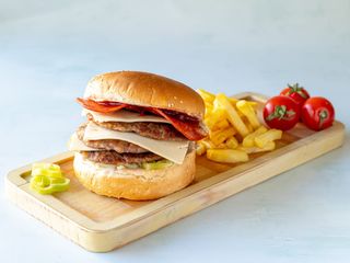 Trodupli spajsi burger i pomfrit