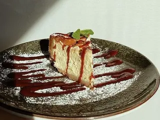 Домашній сирник із полуничним джемом (150g)