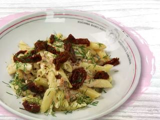 Makaron z łososiem i suszonymi pomidorami