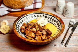 Pomana purcelului cu mămăliguță