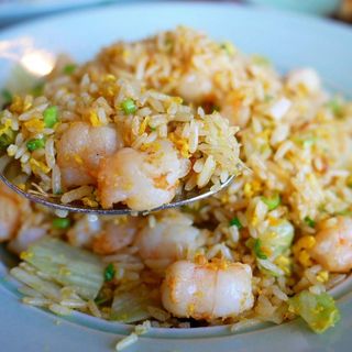 Riso saltato alla piastra con frutti di mare