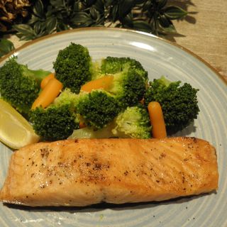 Филе от сьомга ,брокули,бейби морков (300г)