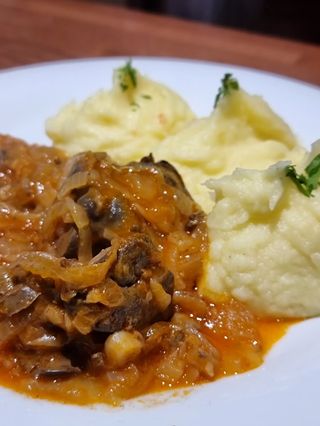 Cazuela De Hígado Con Cebolla Caramelizada