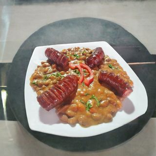 Fasole batuta cu ceapa și cârnat de casa