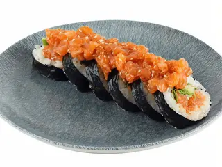 Futomaki z tatarem z łososia