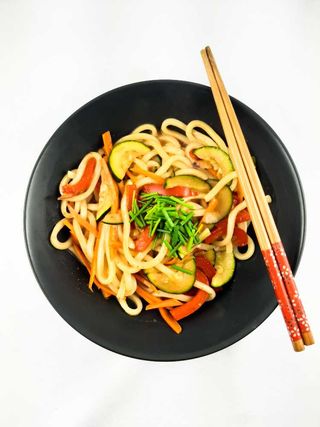 Udon z mięsem wieprzowym i warzywami