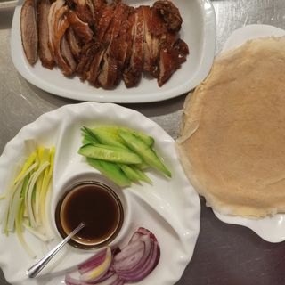 137-Pato Asado Pekín con Crepes, veduras y salsa Hoisin