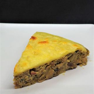 Ración de Tortilla Gratinada de Queso Raclette, Beicon y Setas