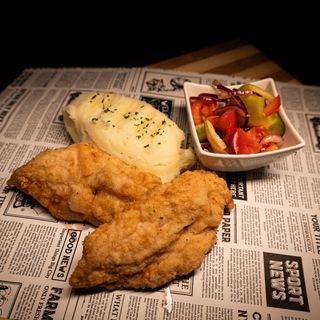 Șnitel de pui, piure de cartofi și salată asortată