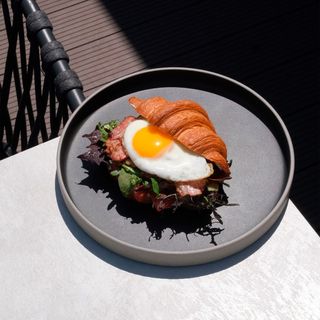 Croissant cu ou ochi si bacon