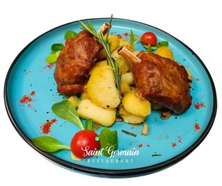 Aripioare porc cu cartofi cu rozmarin