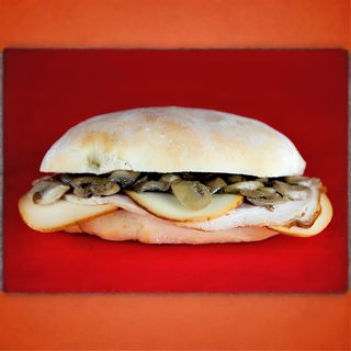 Panino porchetta, formaggio e funghi