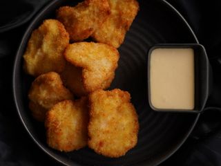 Нагетси курячі з сирним соусом (180/40g)