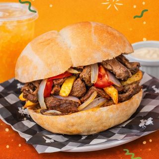 PAN CON LOMO Y PAPAS FRITAS