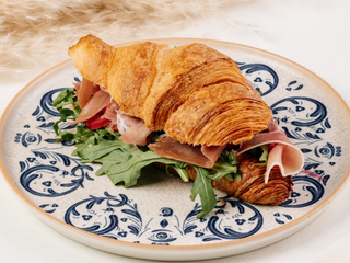 Круасан з прошуто (220г)