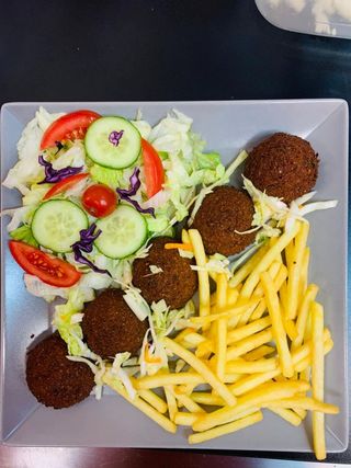 Falafel na talerzu