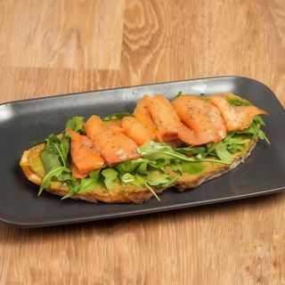 Tostada de Salmón