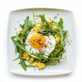 Scramble de huevos fritos y rúcula