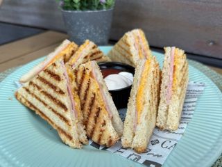 Тост с шунка и чедър