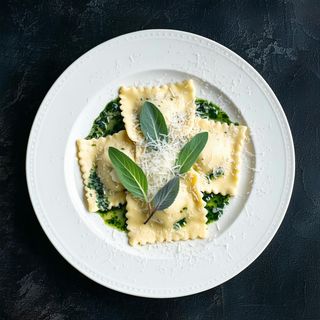 Ravioli di ricotta e spinaci con burro, salvia e parmigiano