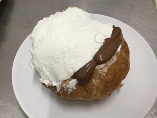 Cornetto con panna e Nutella