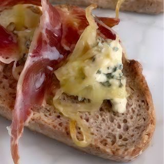 Jamón Ibérico Y Crema De Roquefort