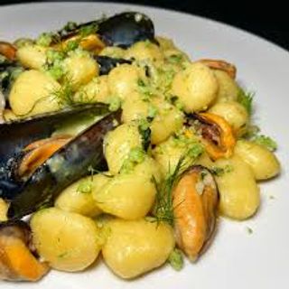 Gnocco con cozze, pecorino e lime